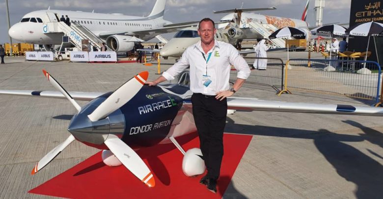 El promotor de carreras aéreas Jeff Zaltman, muestra el avión eléctrico de competición presentado en el Dubai Airshow