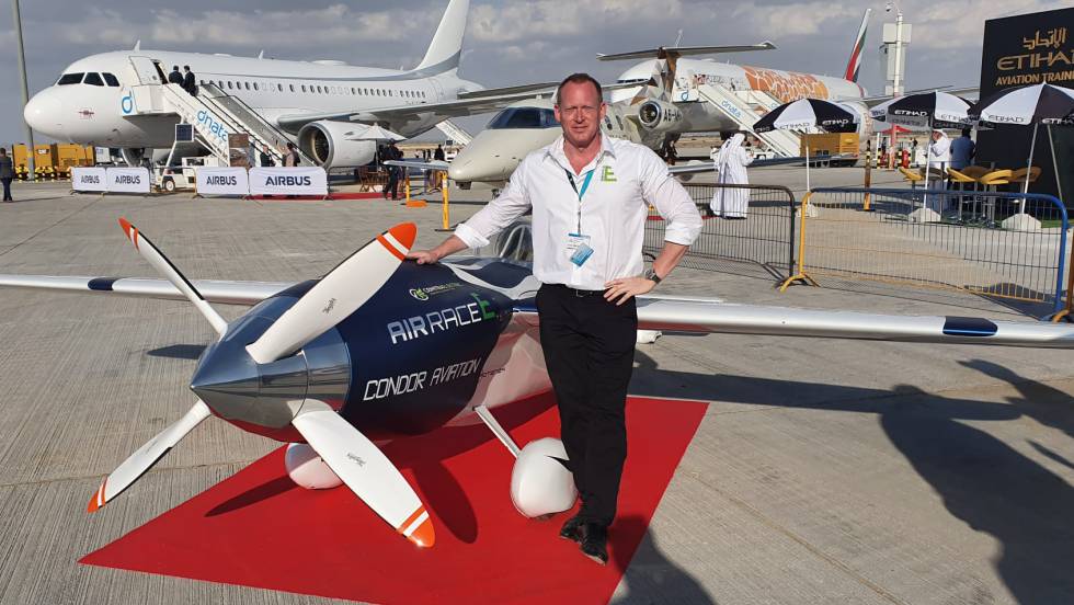 El promotor de carreras aéreas Jeff Zaltman, muestra el avión eléctrico de competición presentado en el Dubai Airshow