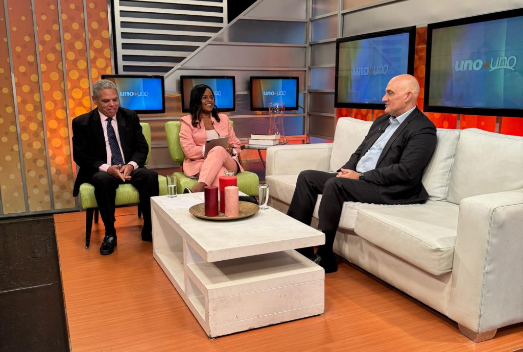 El ministro de Economía, Planificación y Desarrollo, Pável Isa Contreras, entrevistado por el periodista Adalberto Grullón y la periodista Millizen Uribe, en el programa Uno + Uno, que se transmite por Teleantillas, canal 10.