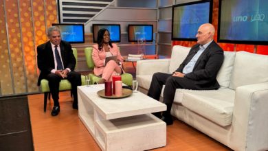 El ministro de Economía, Planificación y Desarrollo, Pável Isa Contreras, entrevistado por el periodista Adalberto Grullón y la periodista Millizen Uribe, en el programa Uno + Uno, que se transmite por Teleantillas, canal 10.