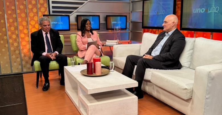 El ministro de Economía, Planificación y Desarrollo, Pável Isa Contreras, entrevistado por el periodista Adalberto Grullón y la periodista Millizen Uribe, en el programa Uno + Uno, que se transmite por Teleantillas, canal 10.