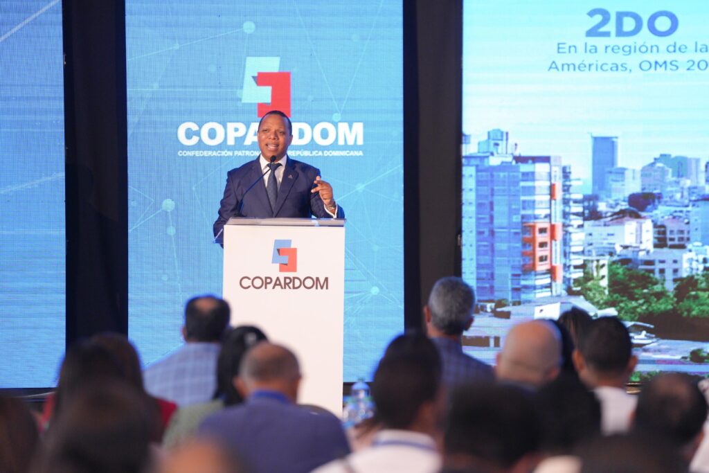 El director INTRANT, Milton Morrison, expone en el congreso de COPARDOM.