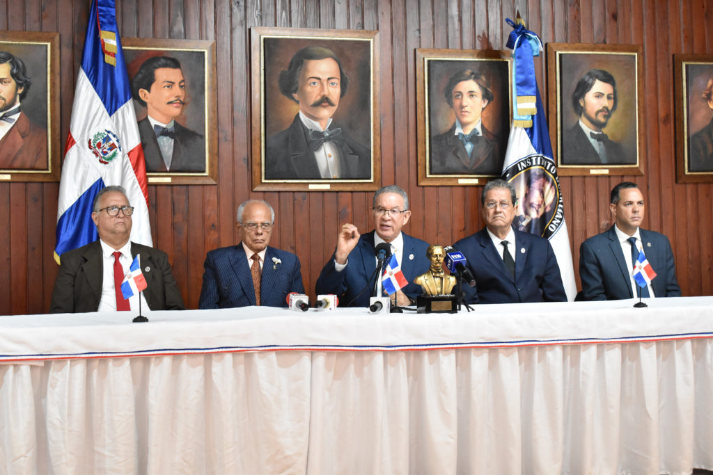Integran la mesa de honor, desde la izquierda, Pilia Moreno, tesorero del Instituto Duartiano; Julio Manuel Rodríguez Grullón, vicepresidente; Wilson Gómez Ramírez, presidente; Jacinto Pichardo, secretario general y Junior Torres, miembro.