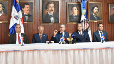 Integran la mesa de honor, desde la izquierda, Pilia Moreno, tesorero del Instituto Duartiano; Julio Manuel Rodríguez Grullón, vicepresidente; Wilson Gómez Ramírez, presidente; Jacinto Pichardo, secretario general y Junior Torres, miembro.