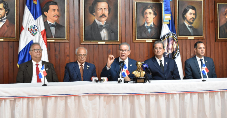 Integran la mesa de honor, desde la izquierda, Pilia Moreno, tesorero del Instituto Duartiano; Julio Manuel Rodríguez Grullón, vicepresidente; Wilson Gómez Ramírez, presidente; Jacinto Pichardo, secretario general y Junior Torres, miembro.