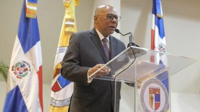 Ray Guevara habla durante su discurso