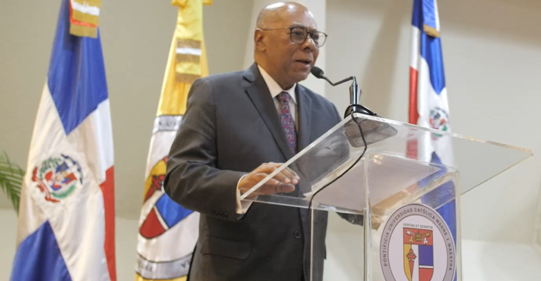 Ray Guevara habla durante su discurso