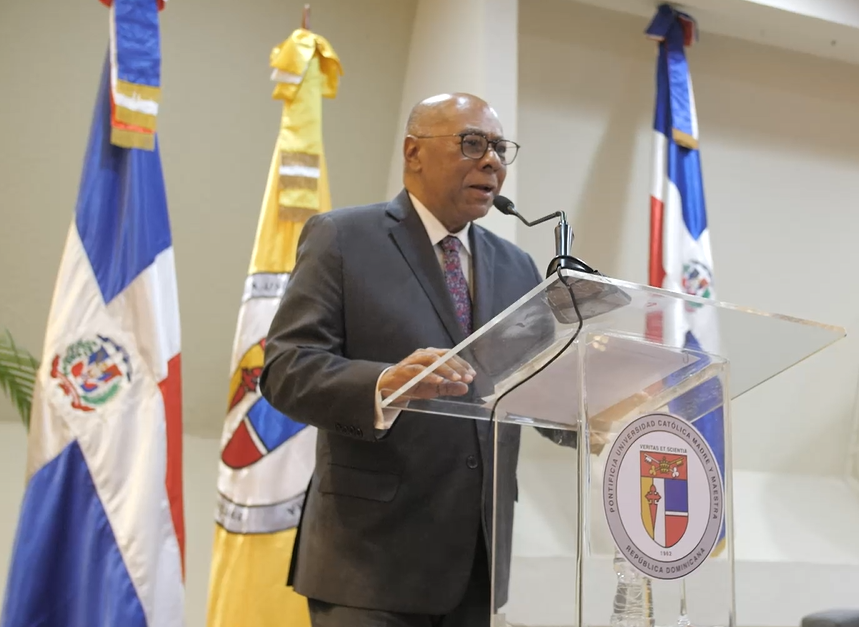 Ray Guevara habla durante su discurso