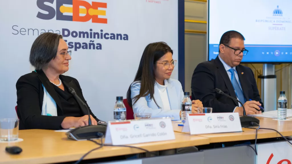 Gricell Garrido Colón, presidenta de Aseme; Siria Frías, subdirectora de Superación de la Pobreza Supérate, y el ministro consejero de RD en España, Ramón Burgos.