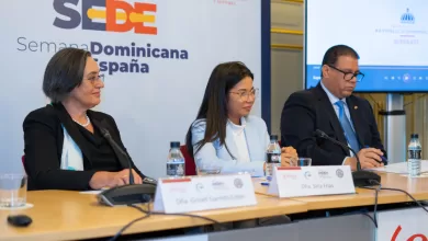 Gricell Garrido Colón, presidenta de Aseme; Siria Frías, subdirectora de Superación de la Pobreza Supérate, y el ministro consejero de RD en España, Ramón Burgos.