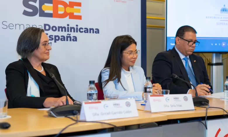 Gricell Garrido Colón, presidenta de Aseme; Siria Frías, subdirectora de Superación de la Pobreza Supérate, y el ministro consejero de RD en España, Ramón Burgos.