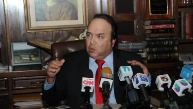 Vinicio Castillo habla a la prensa.