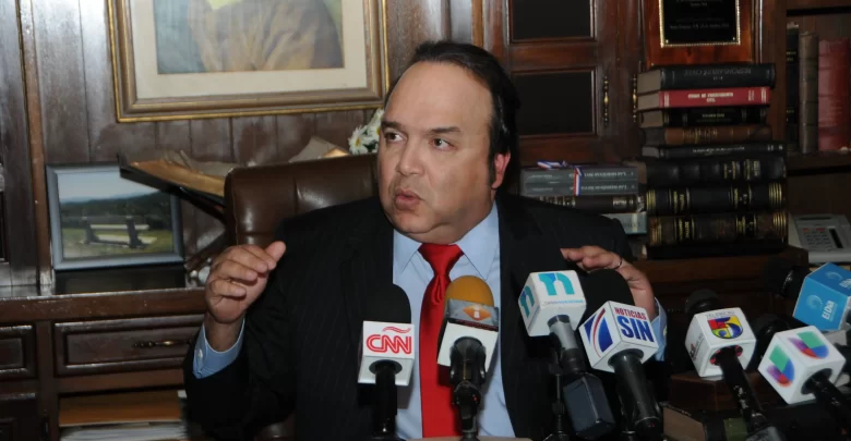 Vinicio Castillo habla a la prensa.