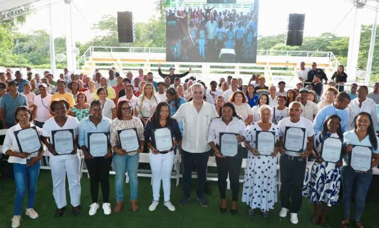 Luis Abinader hizo entrega de 394 nuevos títulos de propiedad