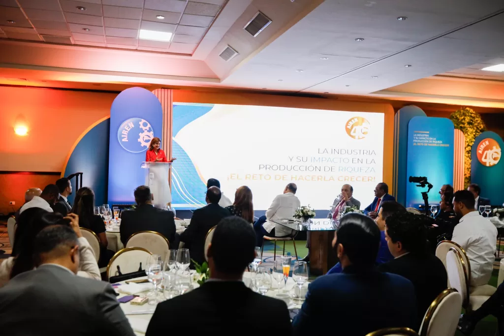 raquelp ena exponiendo en el evento