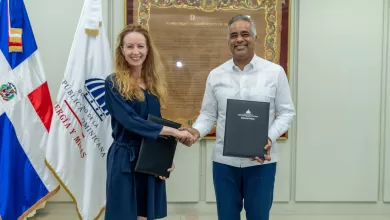 El ministro Santos y la directora Díaz sellan firma de acuerdo