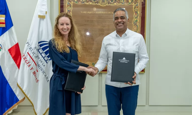 El ministro Santos y la directora Díaz sellan firma de acuerdo