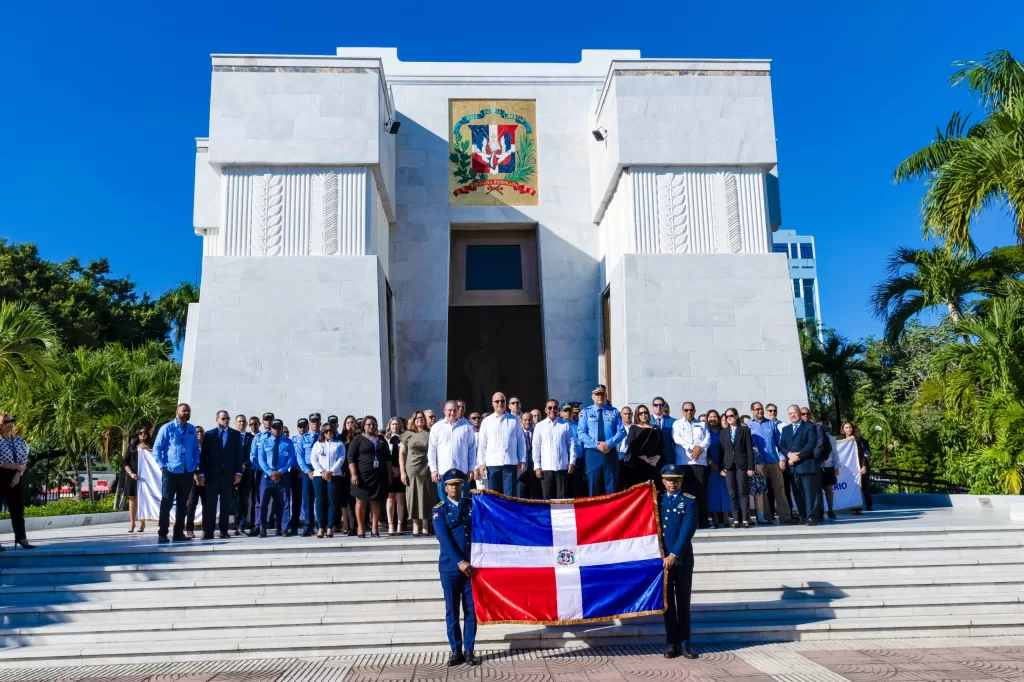 Titulares, directores de áreas, encargados y colaboradores del IDAC, JAC, DA y el CESAC, durante el acto de Ofrenda Floral