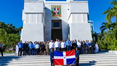 Titulares, directores de áreas, encargados y colaboradores del IDAC, JAC, DA y el CESAC, durante el acto de Ofrenda Floral