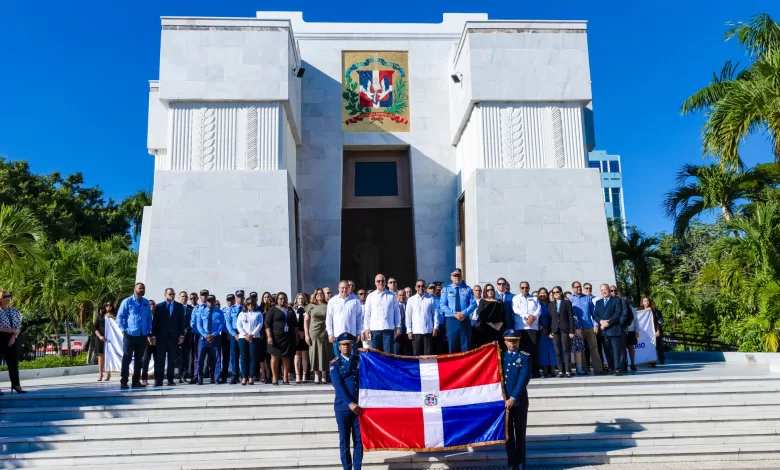 Titulares, directores de áreas, encargados y colaboradores del IDAC, JAC, DA y el CESAC, durante el acto de Ofrenda Floral