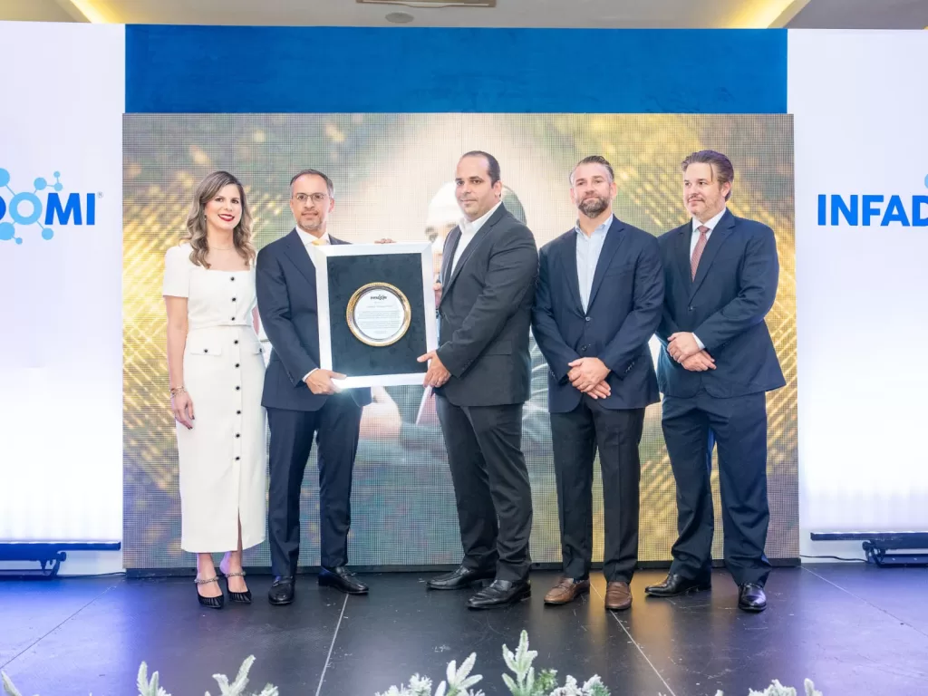 Leandro Villanueva recibe placa de reconocimiento por parte del presidente de INFADOMI.