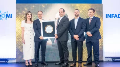 Leandro Villanueva recibe placa de reconocimiento por parte del presidente de INFADOMI.