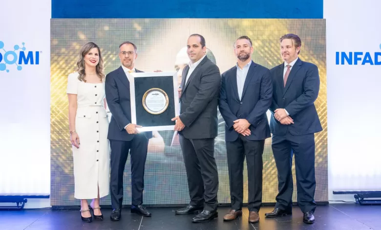 Leandro Villanueva recibe placa de reconocimiento por parte del presidente de INFADOMI.