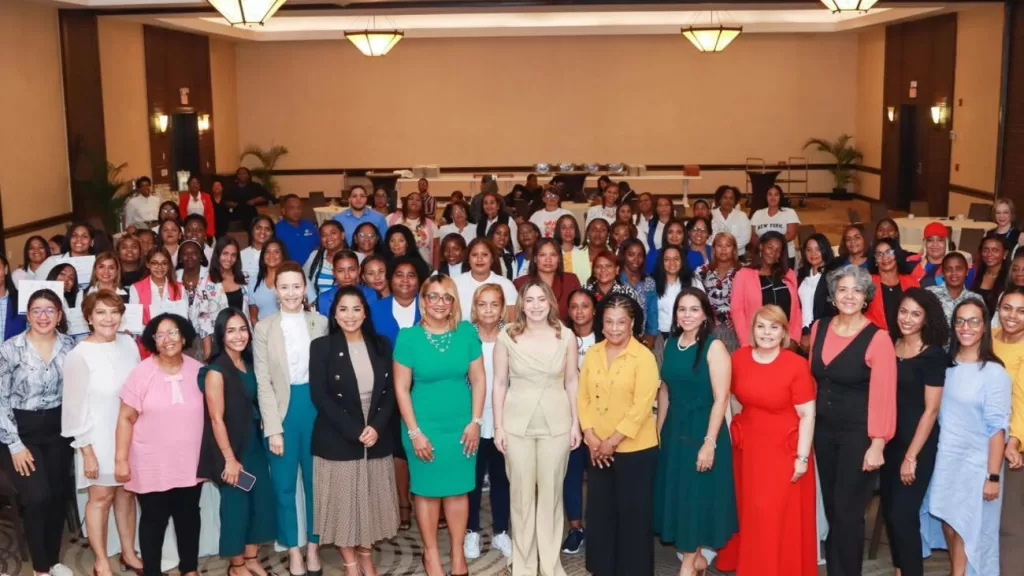 Supérate certifica 102 mujeres