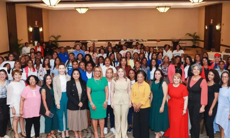 Supérate certifica 102 mujeres