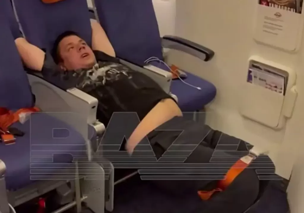 Un pasajero descontrolado es inmovilizado