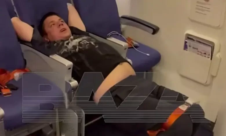 Un pasajero descontrolado es inmovilizado