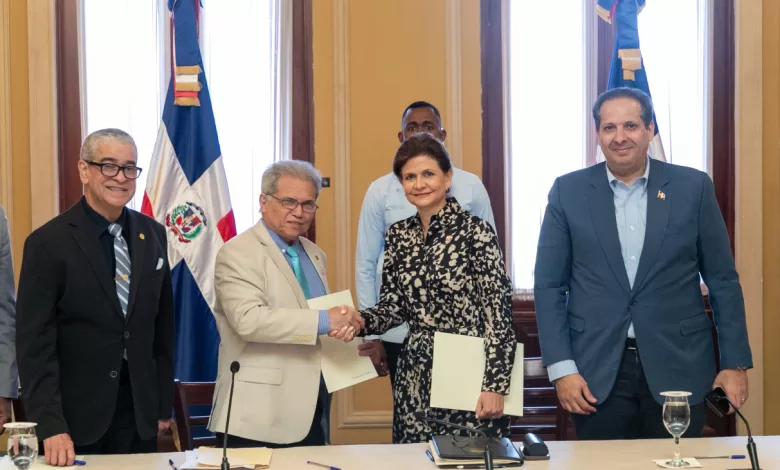 El pacto fue sellado en el Salón Verde del Palacio Nacional.