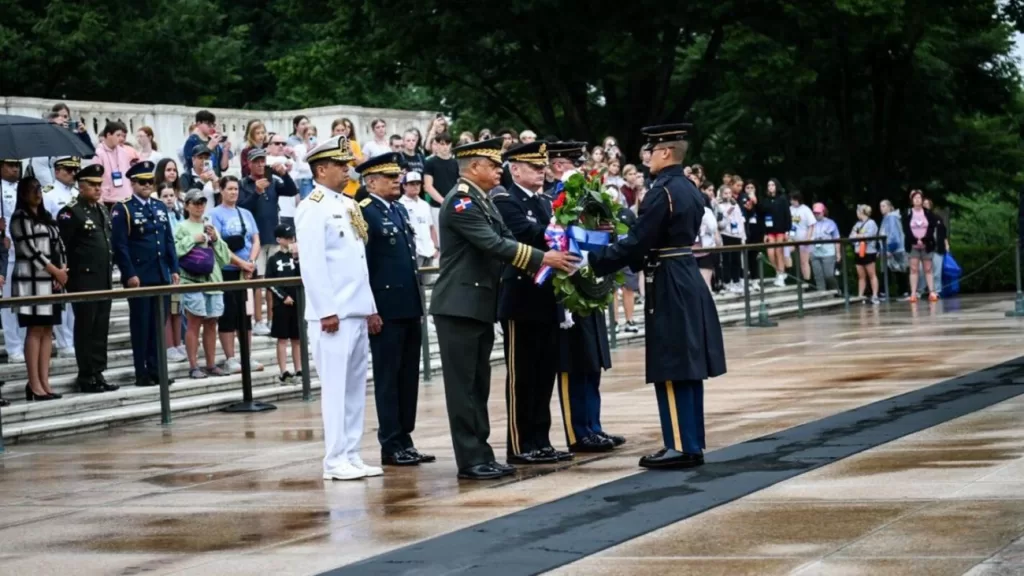 El ministro de Defensa de República Dominicana, teniente general Carlos Antonio Fernández Onofre, deposita una ofrenda floral en el Cementerio Nacional de Arlington durante su visita oficial a Washington D.C., como parte de una agenda diplomática y de seguridad.