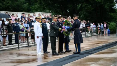 El ministro de Defensa de República Dominicana, teniente general Carlos Antonio Fernández Onofre, deposita una ofrenda floral en el Cementerio Nacional de Arlington durante su visita oficial a Washington D.C., como parte de una agenda diplomática y de seguridad.