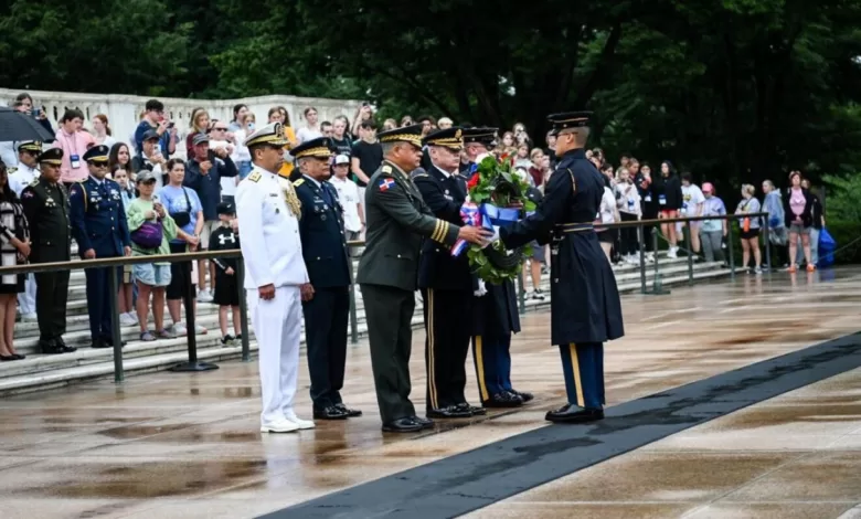 El ministro de Defensa de República Dominicana, teniente general Carlos Antonio Fernández Onofre, deposita una ofrenda floral en el Cementerio Nacional de Arlington durante su visita oficial a Washington D.C., como parte de una agenda diplomática y de seguridad.