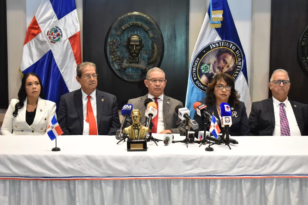 Desde la izquierda, Carmen Herrera Medrano, vocal del Instituto Duartiano; Jacinto Pichardo Vicioso, vicepresidente; Wilson Gómez Ramírez, presidente; Rafaela Mesa Simonó, secretaria general y José Pilia Moreno, tesorero.