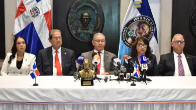 Desde la izquierda, Carmen Herrera Medrano, vocal del Instituto Duartiano; Jacinto Pichardo Vicioso, vicepresidente; Wilson Gómez Ramírez, presidente; Rafaela Mesa Simonó, secretaria general y José Pilia Moreno, tesorero.