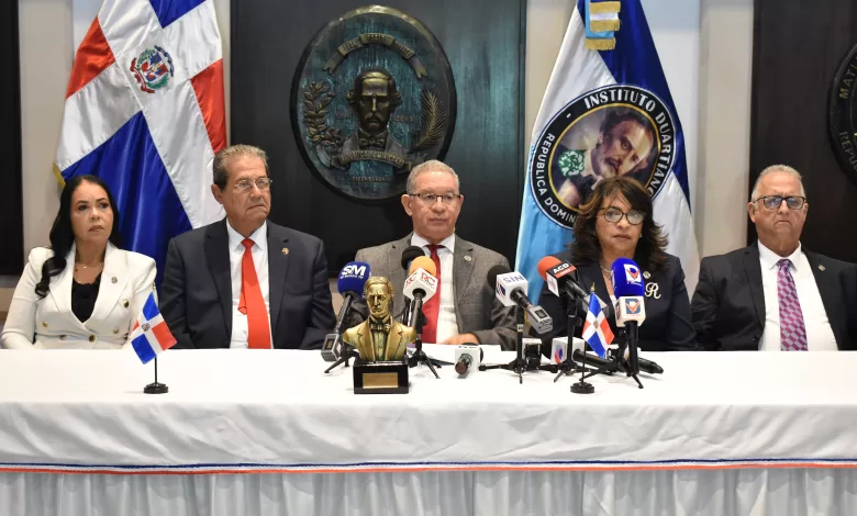 Desde la izquierda, Carmen Herrera Medrano, vocal del Instituto Duartiano; Jacinto Pichardo Vicioso, vicepresidente; Wilson Gómez Ramírez, presidente; Rafaela Mesa Simonó, secretaria general y José Pilia Moreno, tesorero.