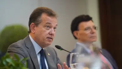 Ministro Ito Bisonó junto a la directiva de la AIRD durante conversatorio en nuevas instalaciones del gremio industrial.