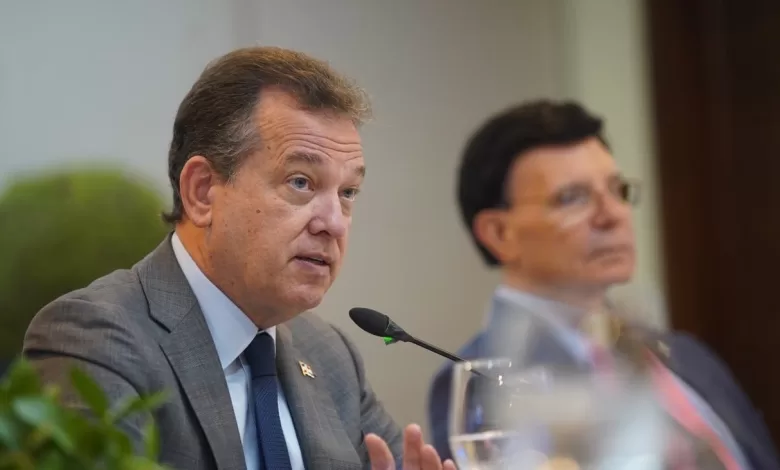 Ministro Ito Bisonó junto a la directiva de la AIRD durante conversatorio en nuevas instalaciones del gremio industrial.