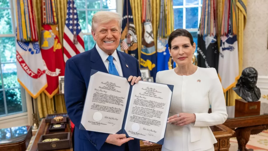 Castillo Báez, presentó formalmente sus cartas credenciales al presidente Donald J. Trump, en una ceremonia protocolar celebrada en la Oficina Oval de la Casa Blanca.