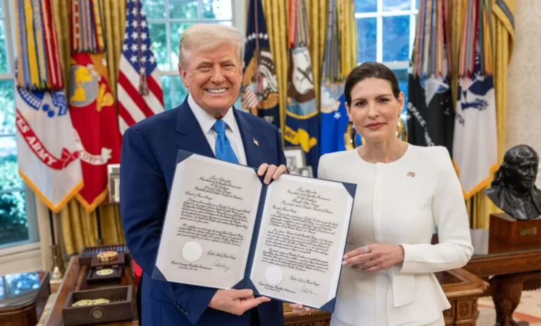 Castillo Báez, presentó formalmente sus cartas credenciales al presidente Donald J. Trump, en una ceremonia protocolar celebrada en la Oficina Oval de la Casa Blanca.