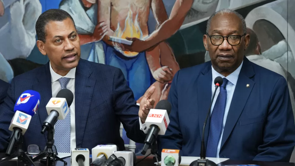 El presidente de Indotel, Guido Gómez Mazara, y el rector de la UASD, Editrudis Beltrán, durante el anuncio del proyecto “UASD Conectada” en rueda de prensa.