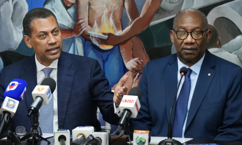 El presidente de Indotel, Guido Gómez Mazara, y el rector de la UASD, Editrudis Beltrán, durante el anuncio del proyecto “UASD Conectada” en rueda de prensa.