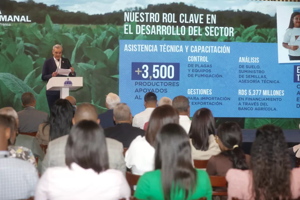 El presidente Luis Abinader destaca el impacto del tabaco dominicano en la economía nacional durante LA Semanal con la Prensa.