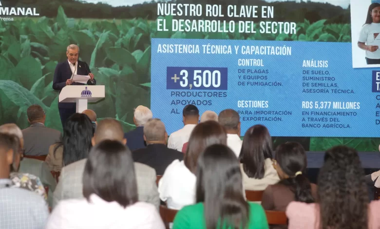 El presidente Luis Abinader destaca el impacto del tabaco dominicano en la economía nacional durante LA Semanal con la Prensa.