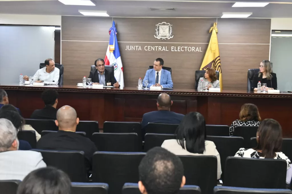 El presidente de la JCE, Román Jáquez Liranzo, junto a autoridades y auditores, durante el cierre del proceso de auditoría ISO 2025
