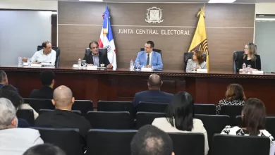 El presidente de la JCE, Román Jáquez Liranzo, junto a autoridades y auditores, durante el cierre del proceso de auditoría ISO 2025