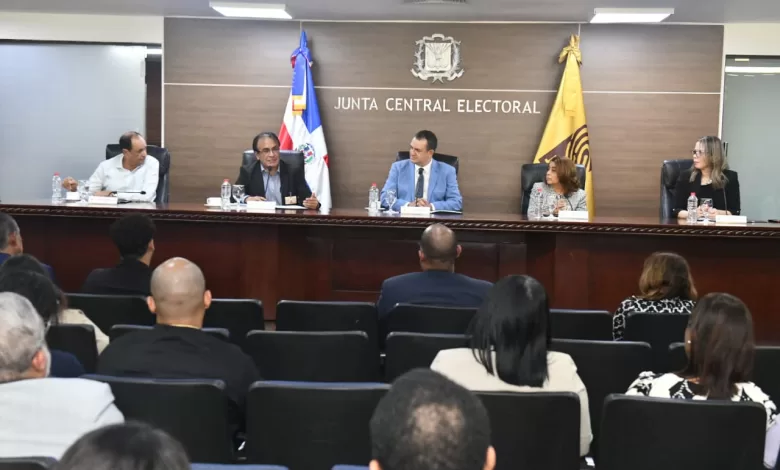 El presidente de la JCE, Román Jáquez Liranzo, junto a autoridades y auditores, durante el cierre del proceso de auditoría ISO 2025
