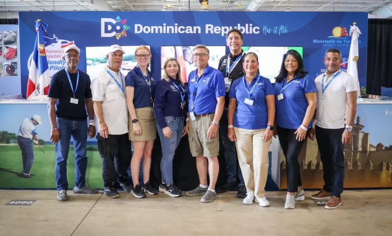 "Stand de República Dominicana en EAA AirVenture 2025, con visitantes y material promocional sobre destinos turísticos y aviación privada."